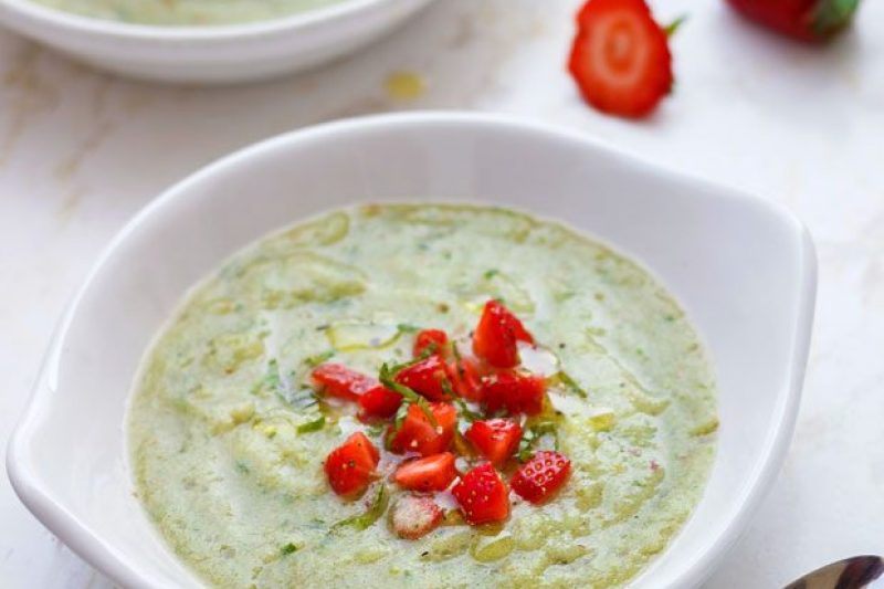 Chilled Green Tomato Soup with Strawberry Salsa - #recipe by #eatwell101 - https://www.eatwell101.com/chilled-green-tomato-soup-recipe