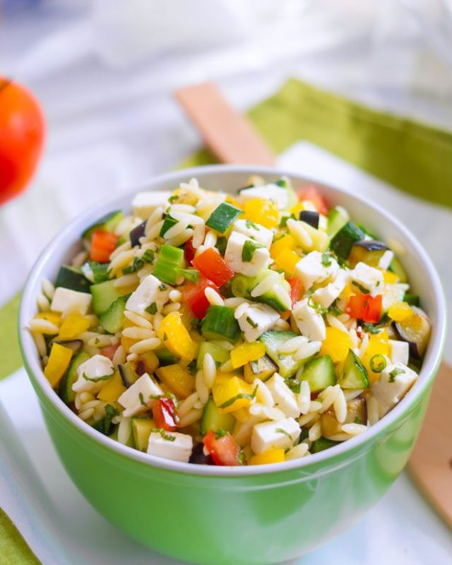 Greek Orzo Pasta Salad - #recipe by #eatwell101 - https://www.eatwell101.com/greek-pasta-salad-recipe