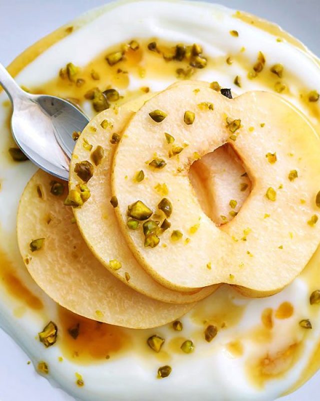 Yogurt-Pear Breakfast - #recipe by #eatwell101 - https://www.eatwell101.com/5-minute-yogurt-and-pear-breakfast-recipe