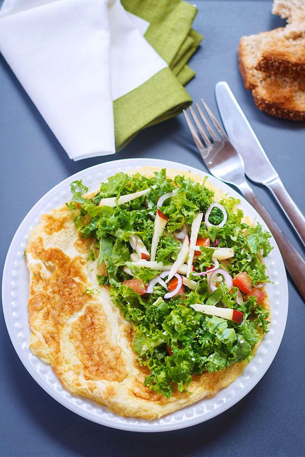 Kale Salad Omelet Recipe - #recipe by #eatwell101 - https://www.eatwell101.com/chopped-kale-breakfast-salad-recipe