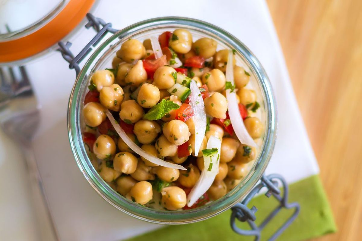 Mint Cucumber Chickpea Salad In a Jar