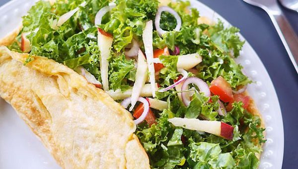 Apple Kale Salad with Omelet - #recipe by #eatwell101 - https://www.eatwell101.com/chopped-kale-breakfast-salad-recipe