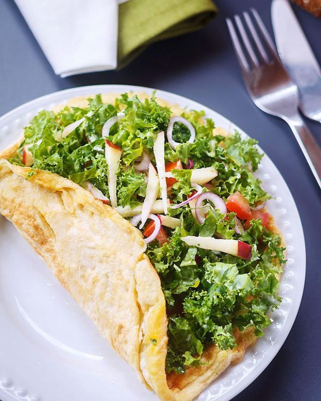 Apple Kale Salad with Omelet - #recipe by #eatwell101 - https://www.eatwell101.com/chopped-kale-breakfast-salad-recipe