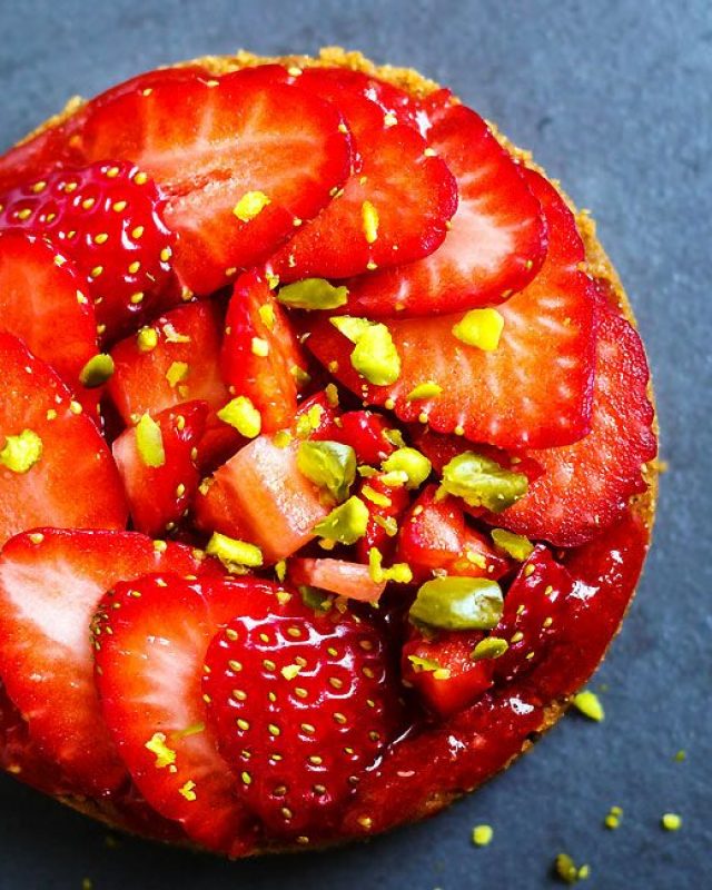 No-Bake Mini Strawberry Tart - #recipe by #eatwell101 - https://www.eatwell101.com/no-bake-mini-strawberry-tart-recipe