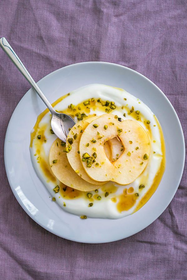 Yogurt-Pear Breakfast - #recipe by #eatwell101 - https://www.eatwell101.com/5-minute-yogurt-and-pear-breakfast-recipe