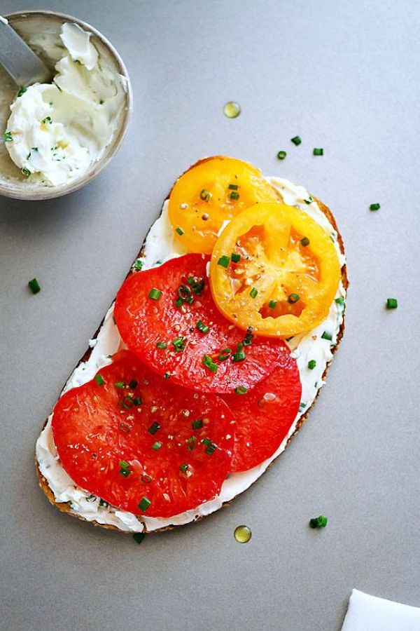 Heirloom Tomato Cream Cheese Toast - #recipe by #eatwell101 - https://www.eatwell101.com/heirloom-tomato-cream-cheese-toast-recipe