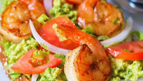 Grilled Shrimp Avocado Toast - #recipe by #eatwell101 - https://www.eatwell101.com/grilled-shrimp-avocado-toast-recipe