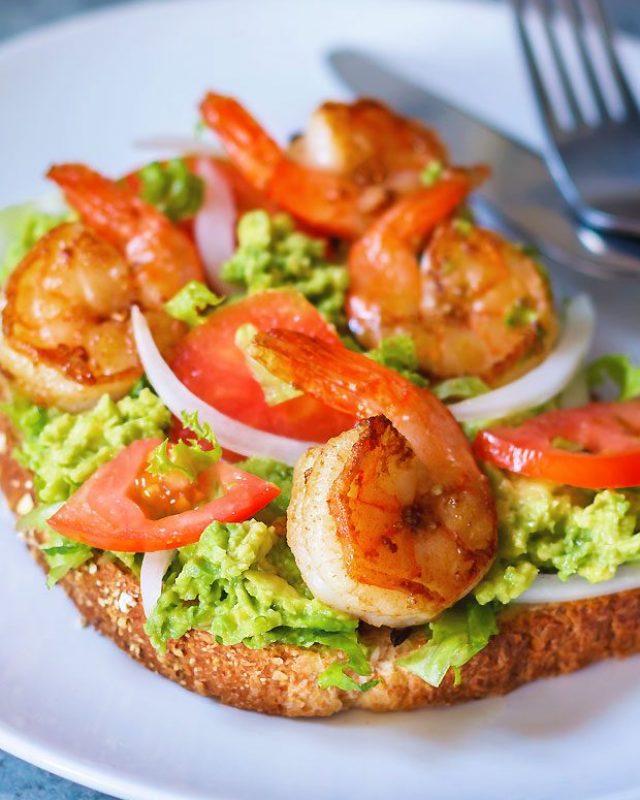 Grilled Shrimp Avocado Toast - #recipe by #eatwell101 - https://www.eatwell101.com/grilled-shrimp-avocado-toast-recipe