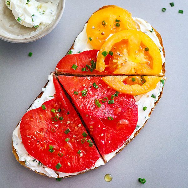 heirloom-tomato-toast-recipe-600x600