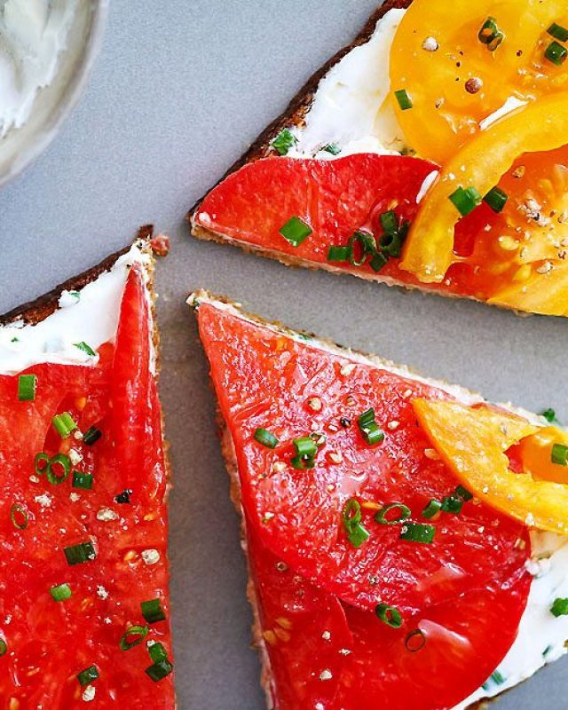 Heirloom Tomato Cream Cheese Toast - #recipe by #eatwell101 - https://www.eatwell101.com/heirloom-tomato-cream-cheese-toast-recipe