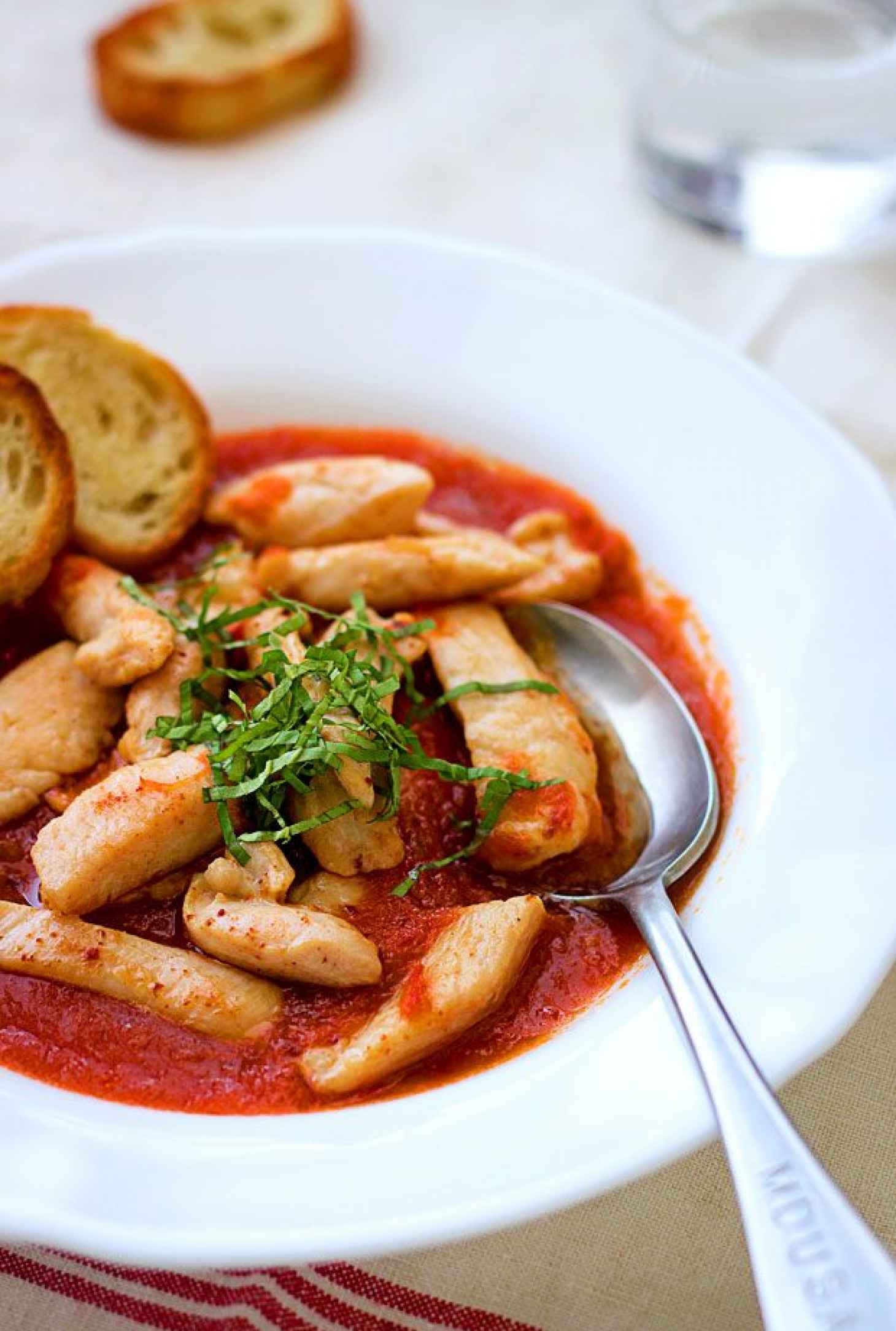 Garlic Chicken with Spicy Tomato Sauce - #recipe by #eatwell101 - https://www.eatwell101.com/basil-garlic-chicken-recipe