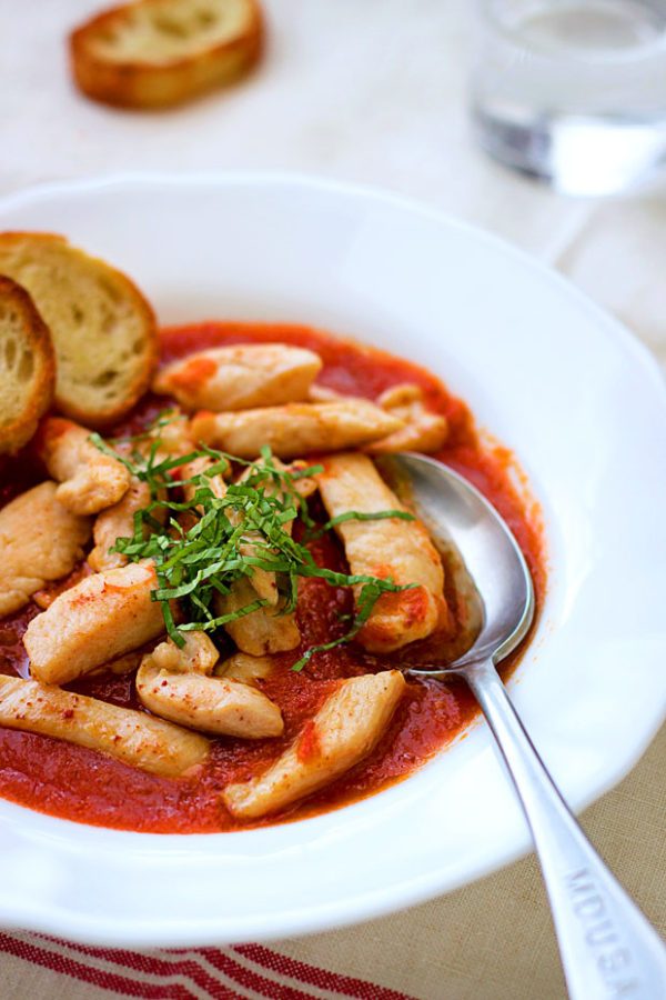 Garlic Chicken with Spicy Tomato Sauce - #recipe by #eatwell101 - https://www.eatwell101.com/basil-garlic-chicken-recipe