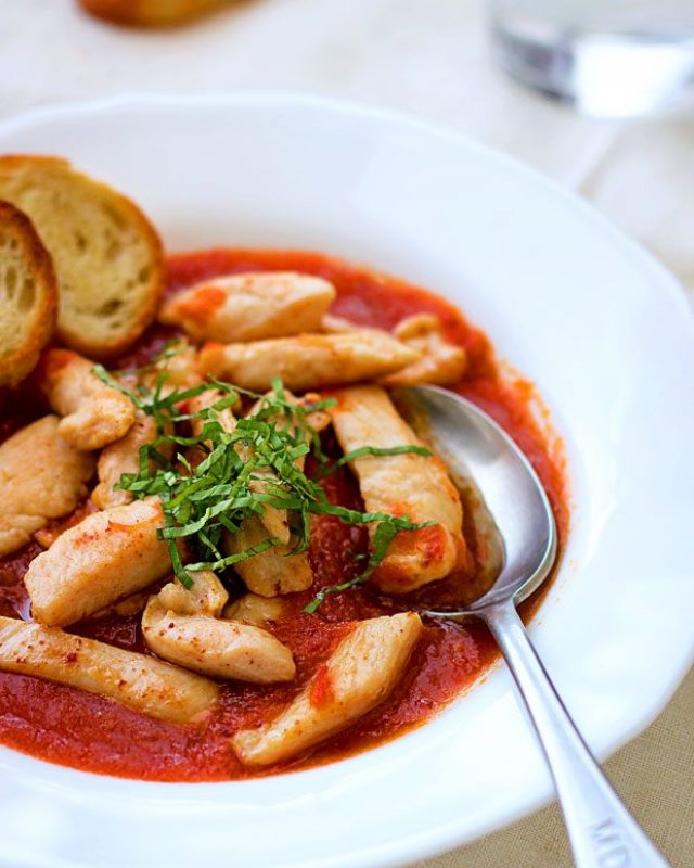 Garlic Chicken with Spicy Tomato Sauce - #recipe by #eatwell101 - https://www.eatwell101.com/basil-garlic-chicken-recipe