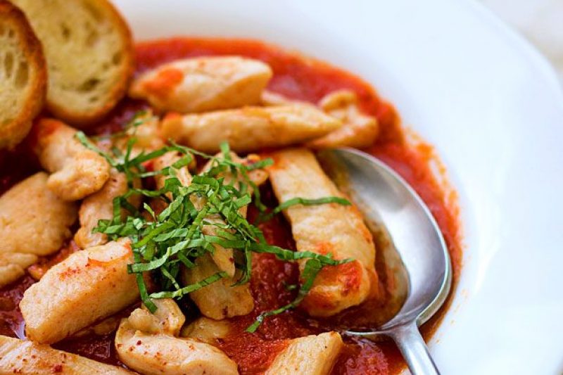 Garlic Chicken with Spicy Tomato Sauce - #recipe by #eatwell101 - https://www.eatwell101.com/basil-garlic-chicken-recipe