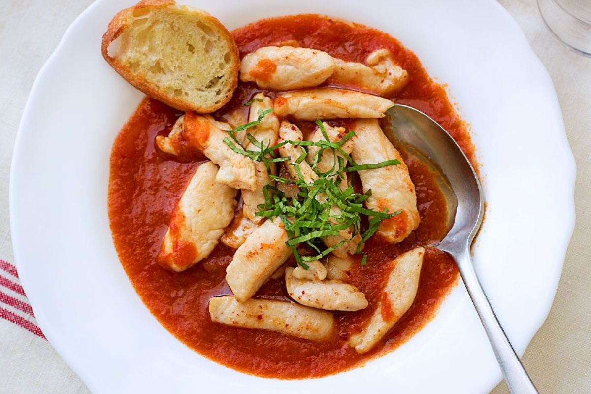 Garlic Chicken with Spicy Tomato Sauce