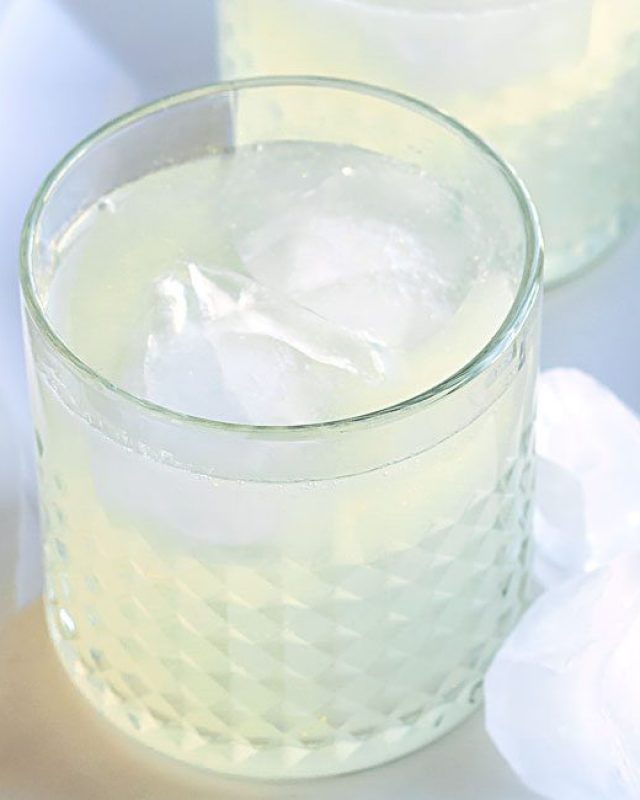 Icy Pear Cocktail - #recipe by #eatwell101 - https://www.eatwell101.com/pear-cocktail-recipe