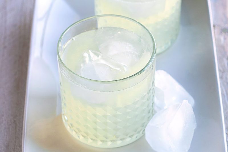 Icy Pear Cocktail - #recipe by #eatwell101 - https://www.eatwell101.com/pear-cocktail-recipe