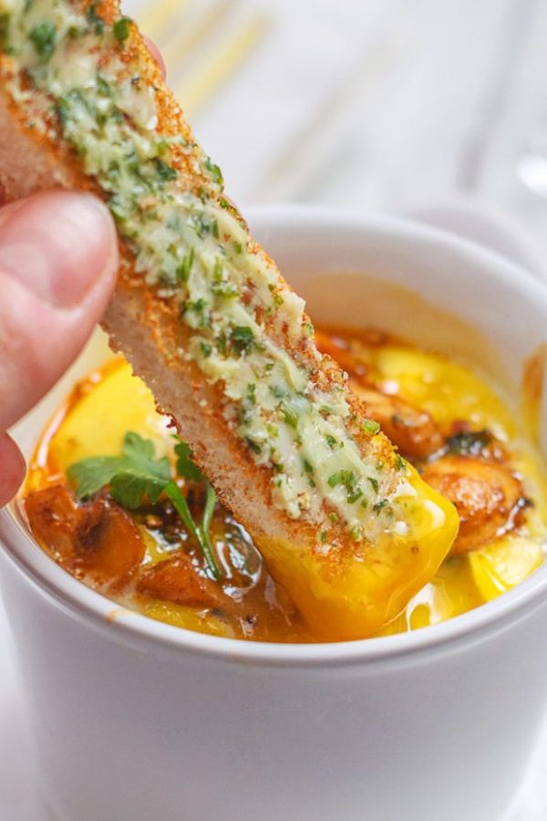 Baked Eggs and Mushrooms Cups - #recipe by #eatwell101 - https://www.eatwell101.com/baked-eggs-and-mushrooms-cocottes-recipe