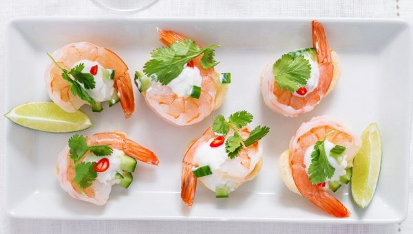 Tzatziki Shrimp Chips Bites - #recipe by #eatwell101 - https://www.eatwell101.com/mango-tzatziki-shrimp-bites-recipe
