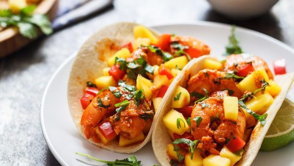 Spicy Shrimp Tacos with Mango Salsa - #recipe by #eatwell101 - https://www.eatwell101.com/mango-shrimp-tacos-recipe