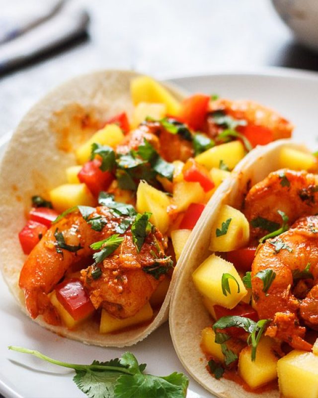 Shrimp Tacos with Mango Salsa - #recipe by #eatwell101 - https://www.eatwell101.com/mango-shrimp-tacos-recipe