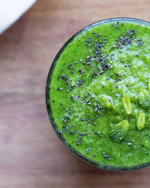 The Green Smoothie That Detoxifies Your Body - #recipe by #eatwell101 - https://www.eatwell101.com/green-detox-smoothie-recipe