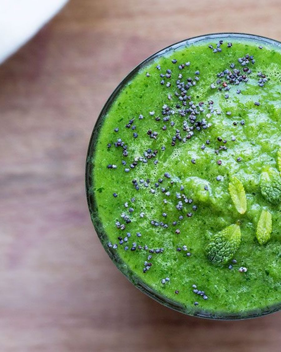 The Green Smoothie That Detoxifies Your Body - #recipe by #eatwell101 - https://www.eatwell101.com/green-detox-smoothie-recipe