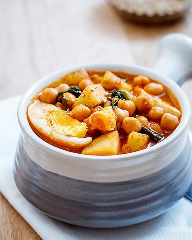 Chickpeas, Eggs and Potato Soup - #recipe by #eatwell101 - https://www.eatwell101.com/chickpea-potato-and-spinach-soup-recipe-with-eggs