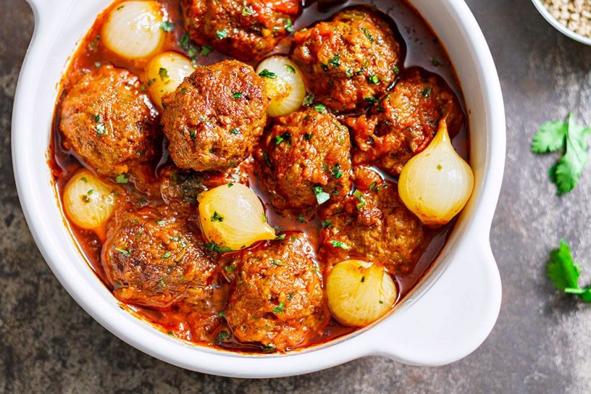 Parsley Meatballs with Spicy Tomato Sauce