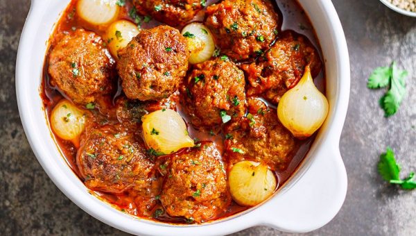 Parsley Meatballs with Spicy Tomato Sauce - #recipe by #eatwell101 - https://www.eatwell101.com/parsley-meatballs-recipe