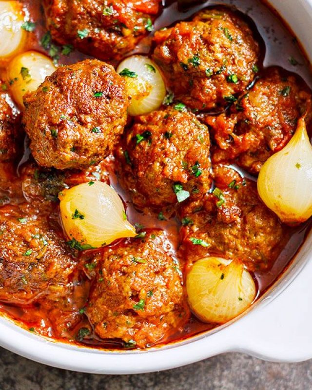 Parsley Meatballs with Spicy Tomato Sauce - #recipe by #eatwell101 - https://www.eatwell101.com/parsley-meatballs-recipe