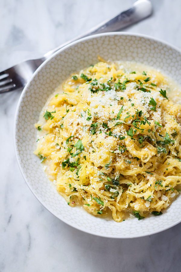 Parmesan Garlic Spaghetti Squash - #recipe by #eatwell101 - https://www.eatwell101.com/parmesan-garlic-spaghetti-squash-recipe