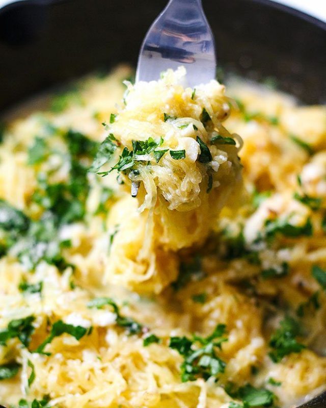 Parmesan Garlic Spaghetti Squash - #recipe by #eatwell101 - https://www.eatwell101.com/parmesan-garlic-spaghetti-squash-recipe