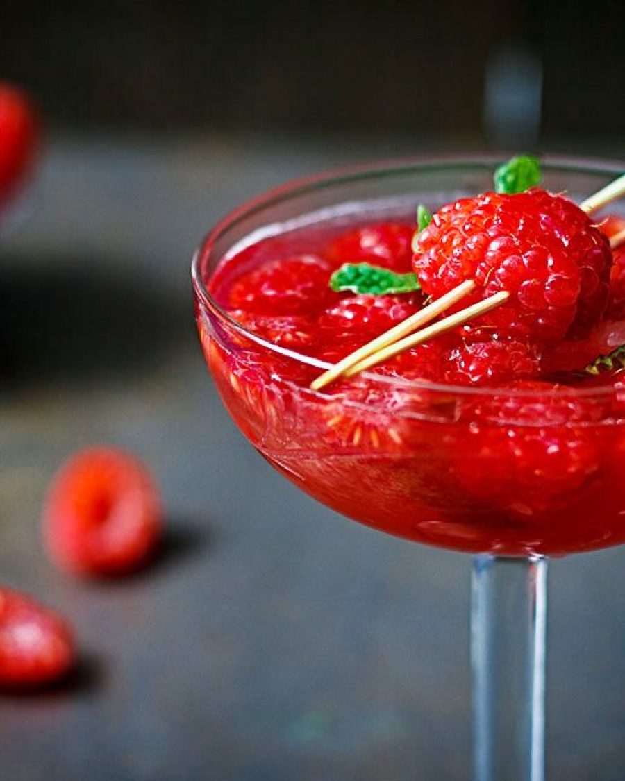 Raspberry Ginger Cocktail For Valentine’s Day - #recipe by #eatwell101 - https://www.eatwell101.com/raspberry-ginger-cocktail-recipe-valentines-day