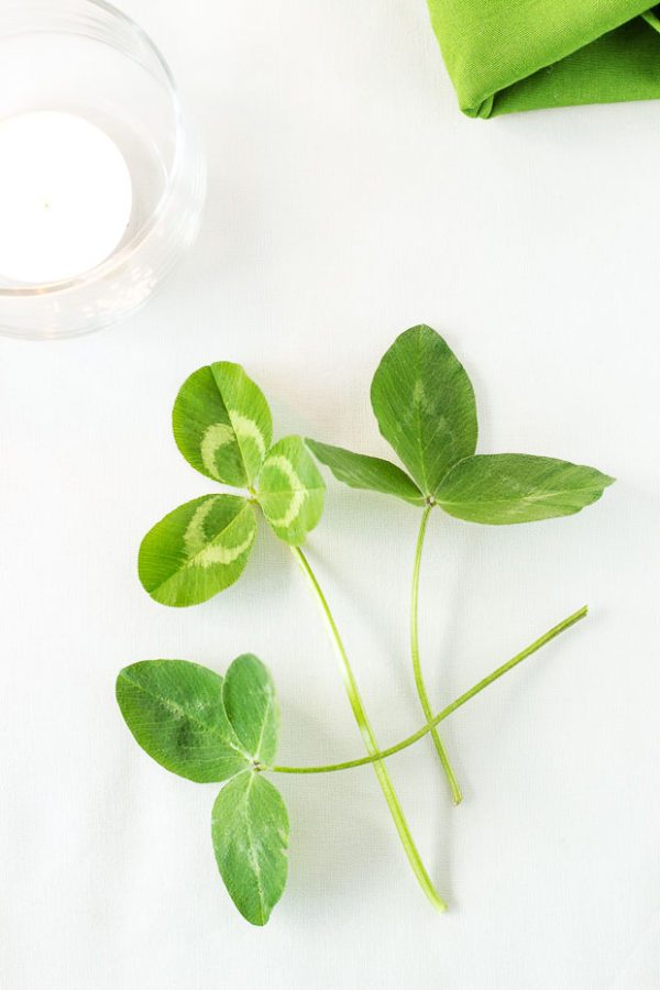 Last Minute DIY Idea to Decorate your Table for St. Patrick’s Day - #recipe by #eatwell101 - https://www.eatwell101.com/st-patricks-day-table-setting-ideas