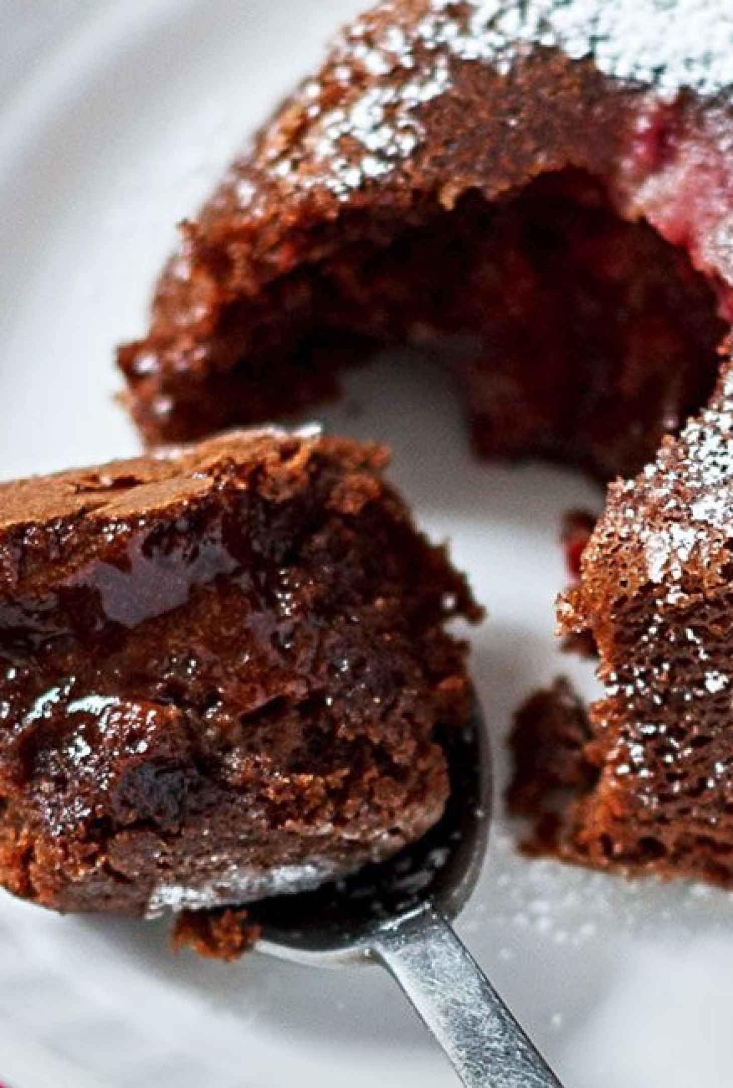 Mini Chocolate Cakes Recipe - #recipe by #eatwell101 - https://www.eatwell101.com/mini-molten-chocolate-cakes-recipe