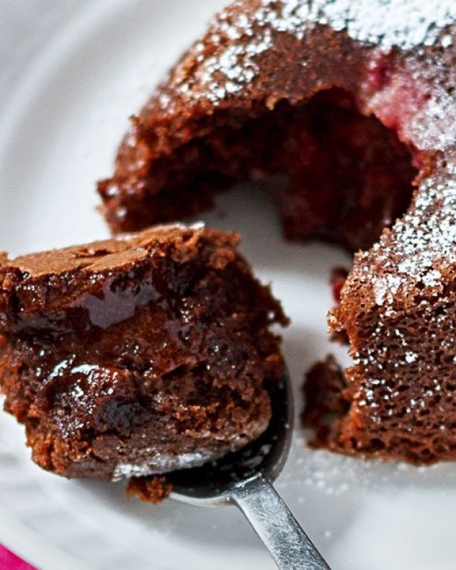 Mini Chocolate Cakes Recipe - #recipe by #eatwell101 - https://www.eatwell101.com/mini-molten-chocolate-cakes-recipe