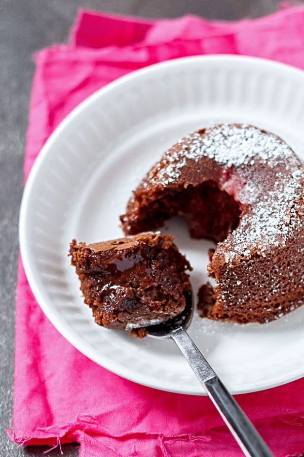 Mini Chocolate Cakes Recipe - #recipe by #eatwell101 - https://www.eatwell101.com/mini-molten-chocolate-cakes-recipe