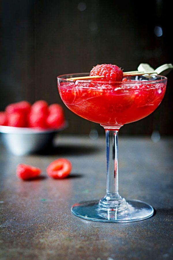 Raspberry Ginger Cocktail For Valentine’s Day - #recipe by #eatwell101 - https://www.eatwell101.com/raspberry-ginger-cocktail-recipe-valentines-day