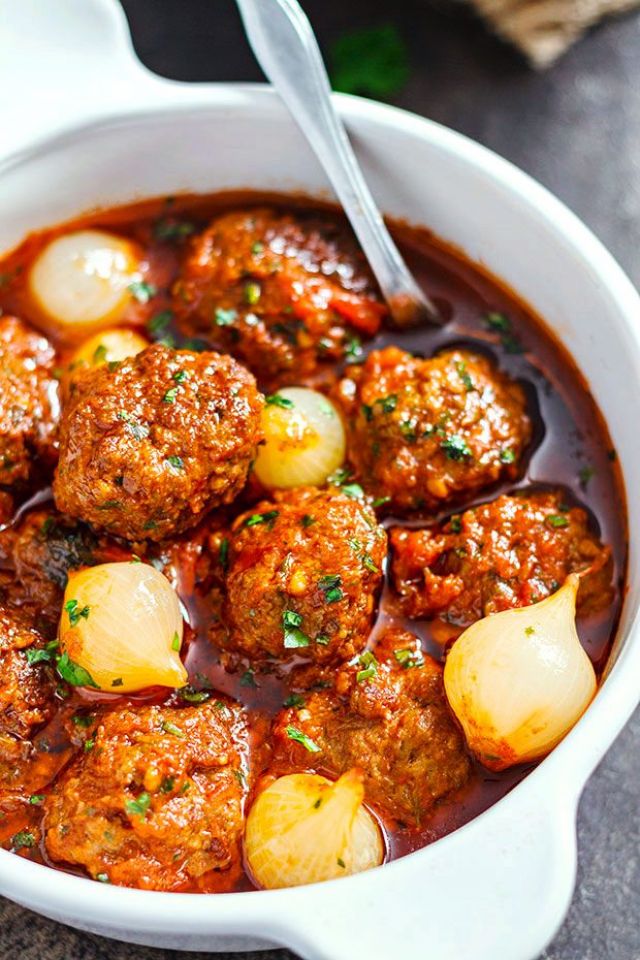 Parsley Meatballs with Spicy Tomato Sauce