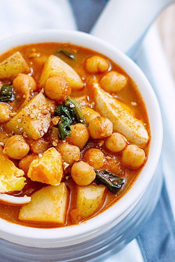 Chickpeas, Eggs and Potato Soup - #recipe by #eatwell101 - https://www.eatwell101.com/chickpea-potato-and-spinach-soup-recipe-with-eggs