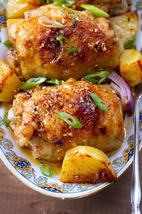 Baked Garlic Chicken and Potatoes - #recipe by #eatwell101 - https://www.eatwell101.com/baked-garlic-chicken-recipe