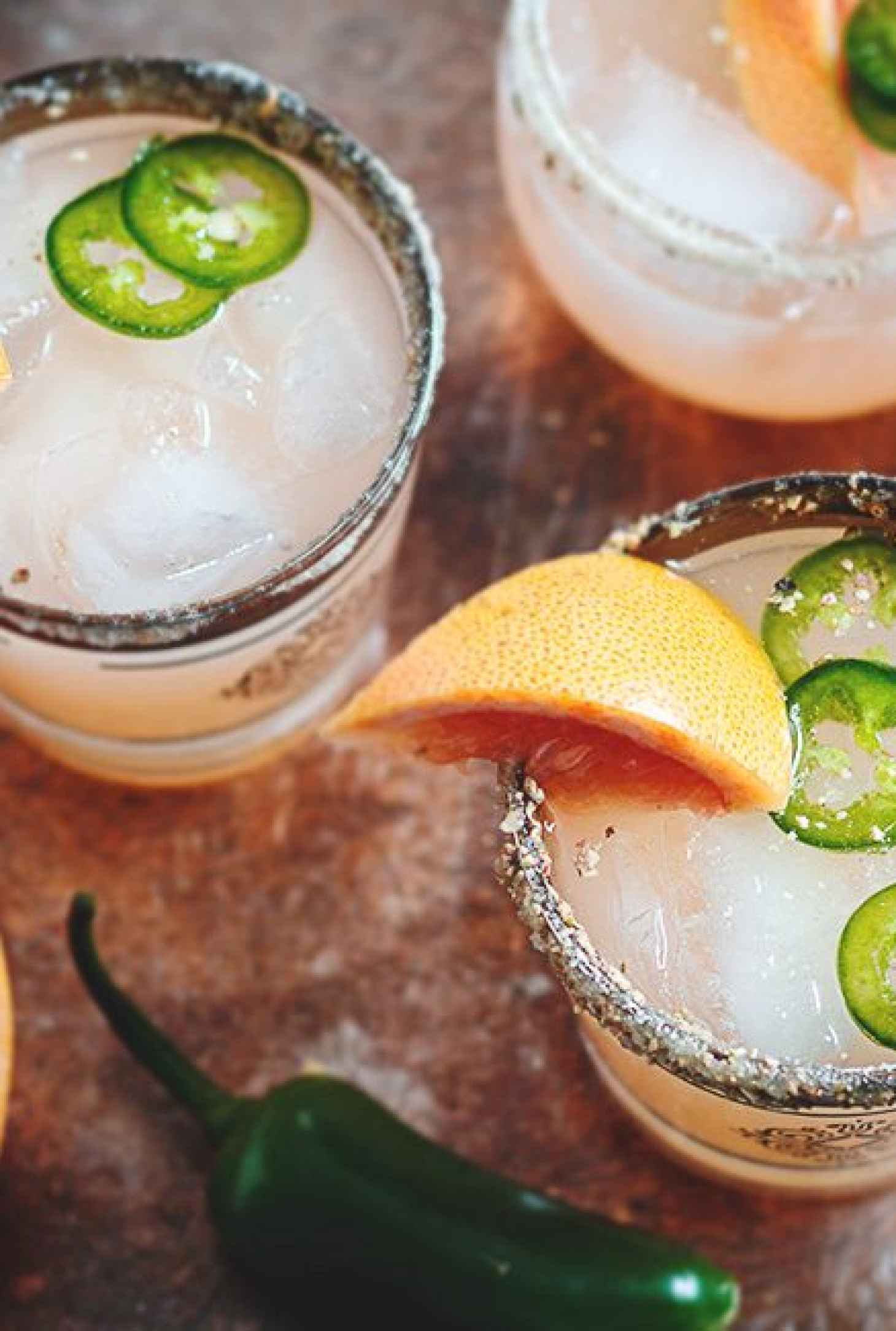 Jalapeño Grapefruit Margarita - #recipe by #eatwell101 - https://www.eatwell101.com/spicy-grapefruit-margarita-recipe