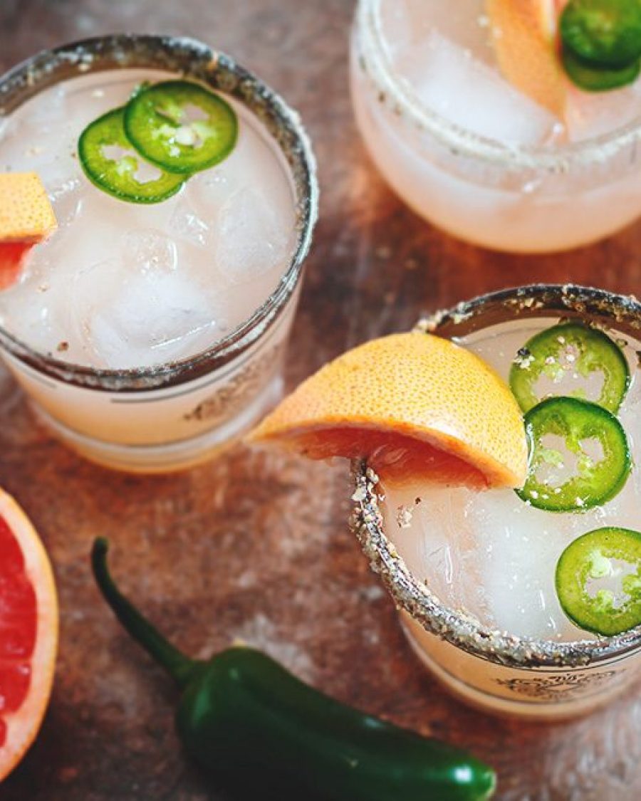 Jalapeño Grapefruit Margarita - #recipe by #eatwell101 - https://www.eatwell101.com/spicy-grapefruit-margarita-recipe