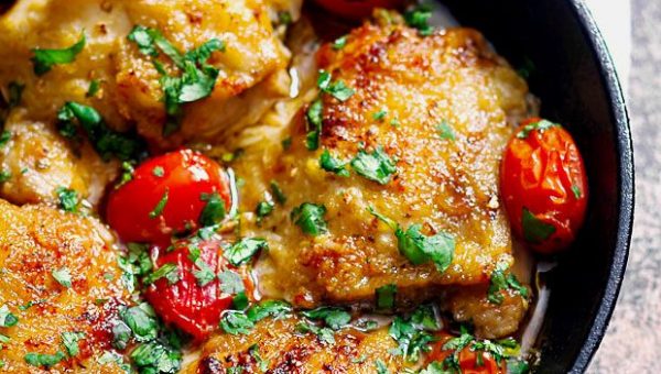 Skillet Chicken with Tomato Cilantro Lime Sauce - #recipe by #eatwell101 - https://www.eatwell101.com/skillet-cilantro-lime-chicken-recipe