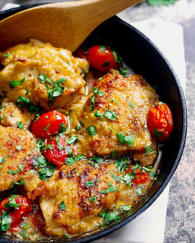 Skillet Chicken with Tomato Cilantro Lime Sauce - #recipe by #eatwell101 - https://www.eatwell101.com/skillet-cilantro-lime-chicken-recipe