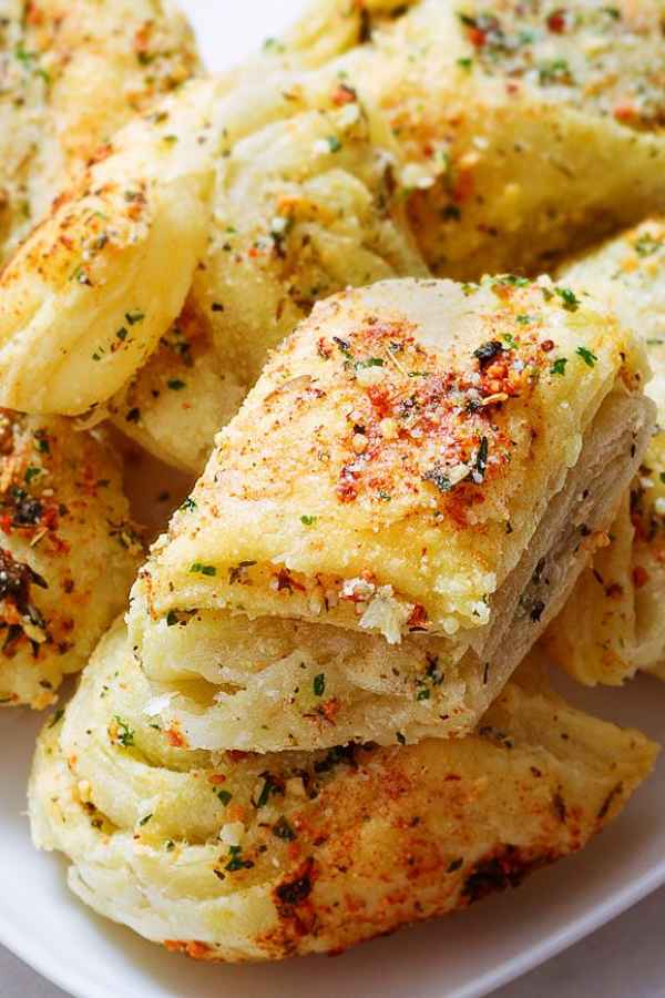 Baked Garlic Parmesan Puffs - #recipe by #eatwell101 - https://www.eatwell101.com/garlic-parmesan-puff-appetizers-recipe