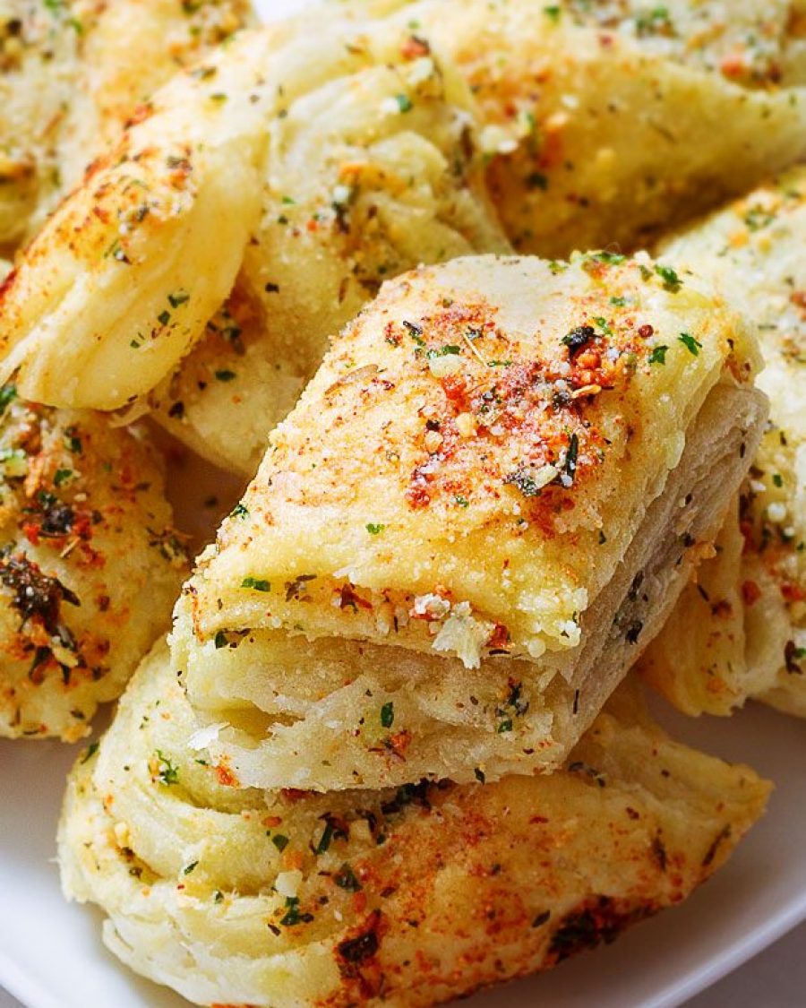Baked Garlic Parmesan Puffs - #recipe by #eatwell101 - https://www.eatwell101.com/garlic-parmesan-puff-appetizers-recipe