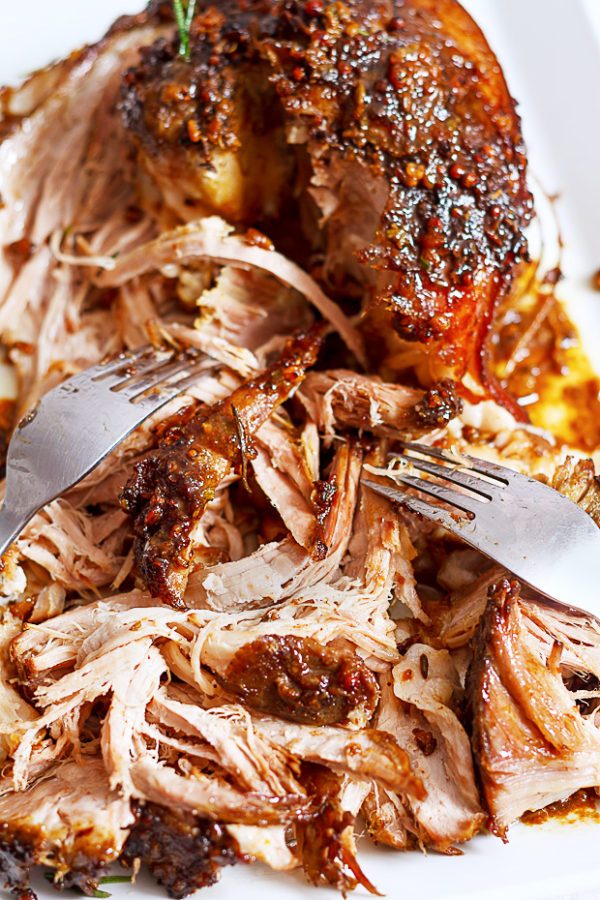 Garlic Balsamic Slow Cooker Pork Shoulder - #recipe by #eatwell101 - https://www.eatwell101.com/slow-roasted-pork-shoulder-recipe