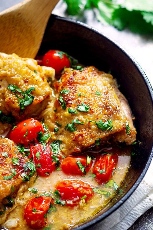 Skillet Chicken with Tomato Cilantro Lime Sauce - #recipe by #eatwell101 - https://www.eatwell101.com/skillet-cilantro-lime-chicken-recipe